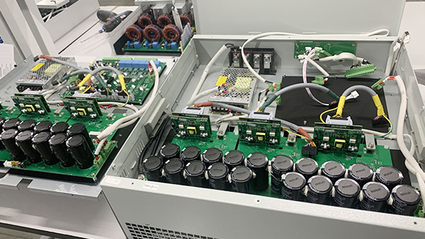 Vai statiskam reaktīvās enerģijas ģeneratoram ir kondensatora funkcija?